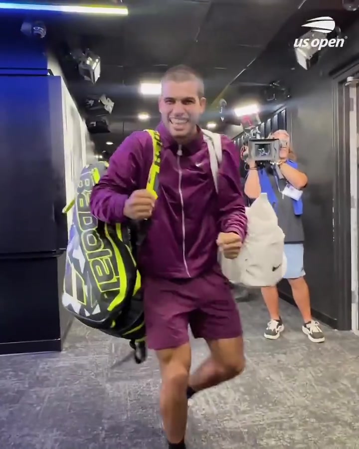 美網(wǎng)半決賽后阿卡與巴特勒擁抱看起來(lái)像個(gè)小卡拉米