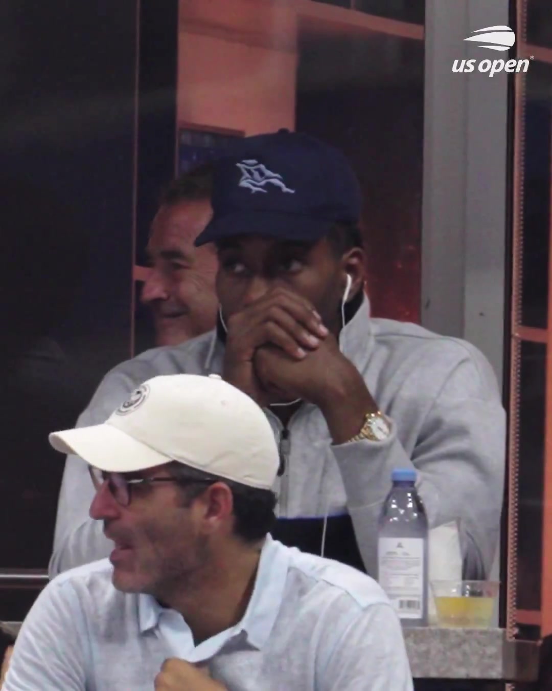 陰陽(yáng)合同的事還沒(méi)解決小卡現(xiàn)身美網(wǎng)半決賽現(xiàn)場(chǎng)看得很投入