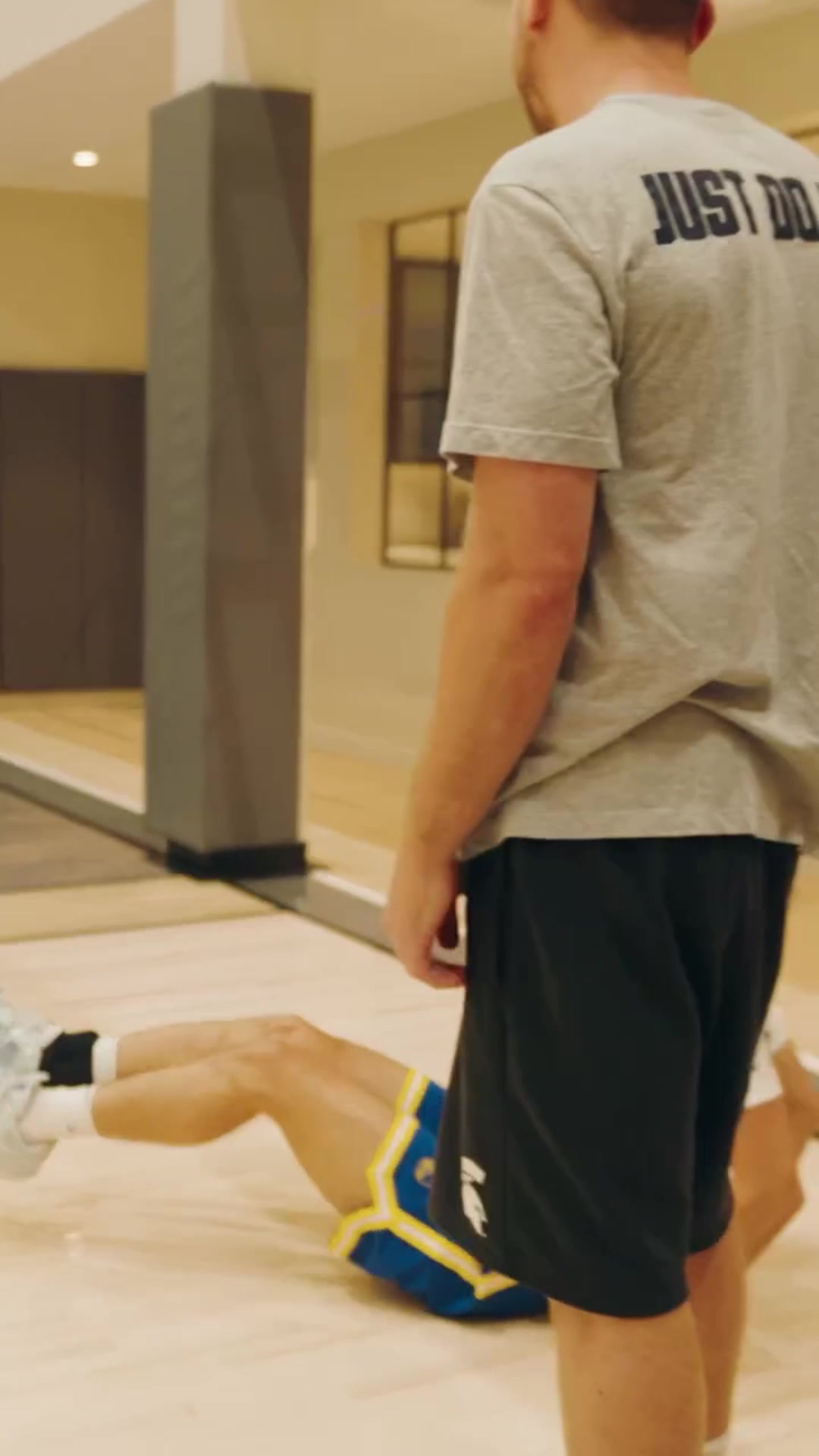 保羅我特么巴特勒曬晃倒對手視頻致敬庫里晃倒保羅