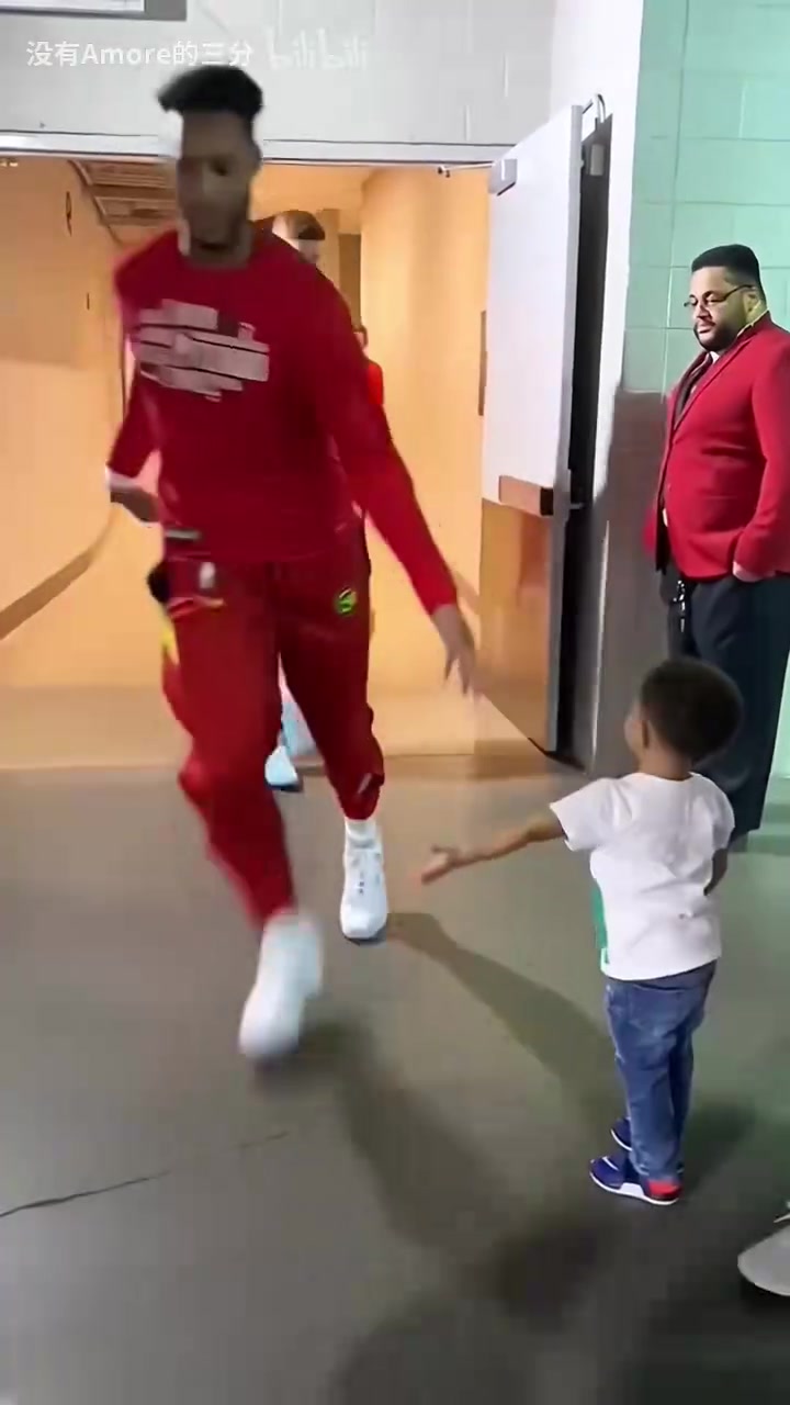 奧尼爾這種機(jī)會(huì)我怎么會(huì)錯(cuò)過NBA球員們的暖心時(shí)刻