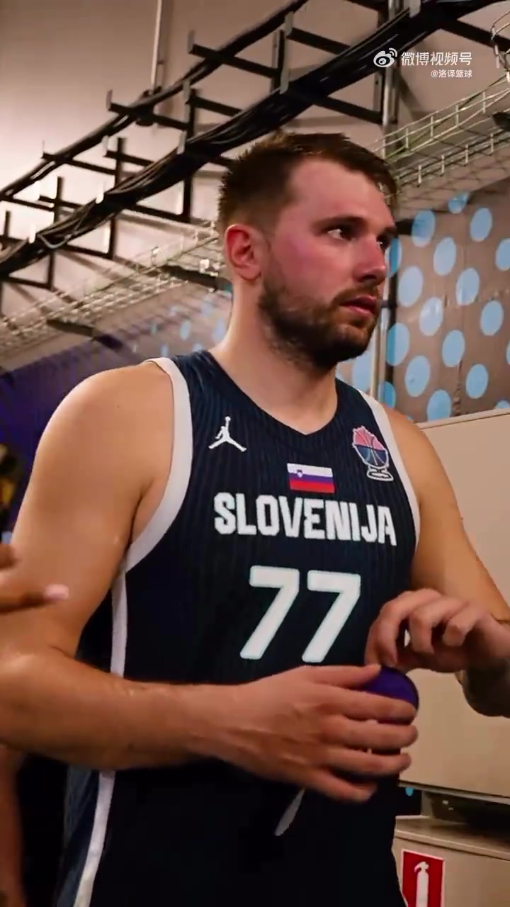 不容易啊單核爆砍42分1助攻后東契奇為斯洛文尼亞貼上國(guó)旗