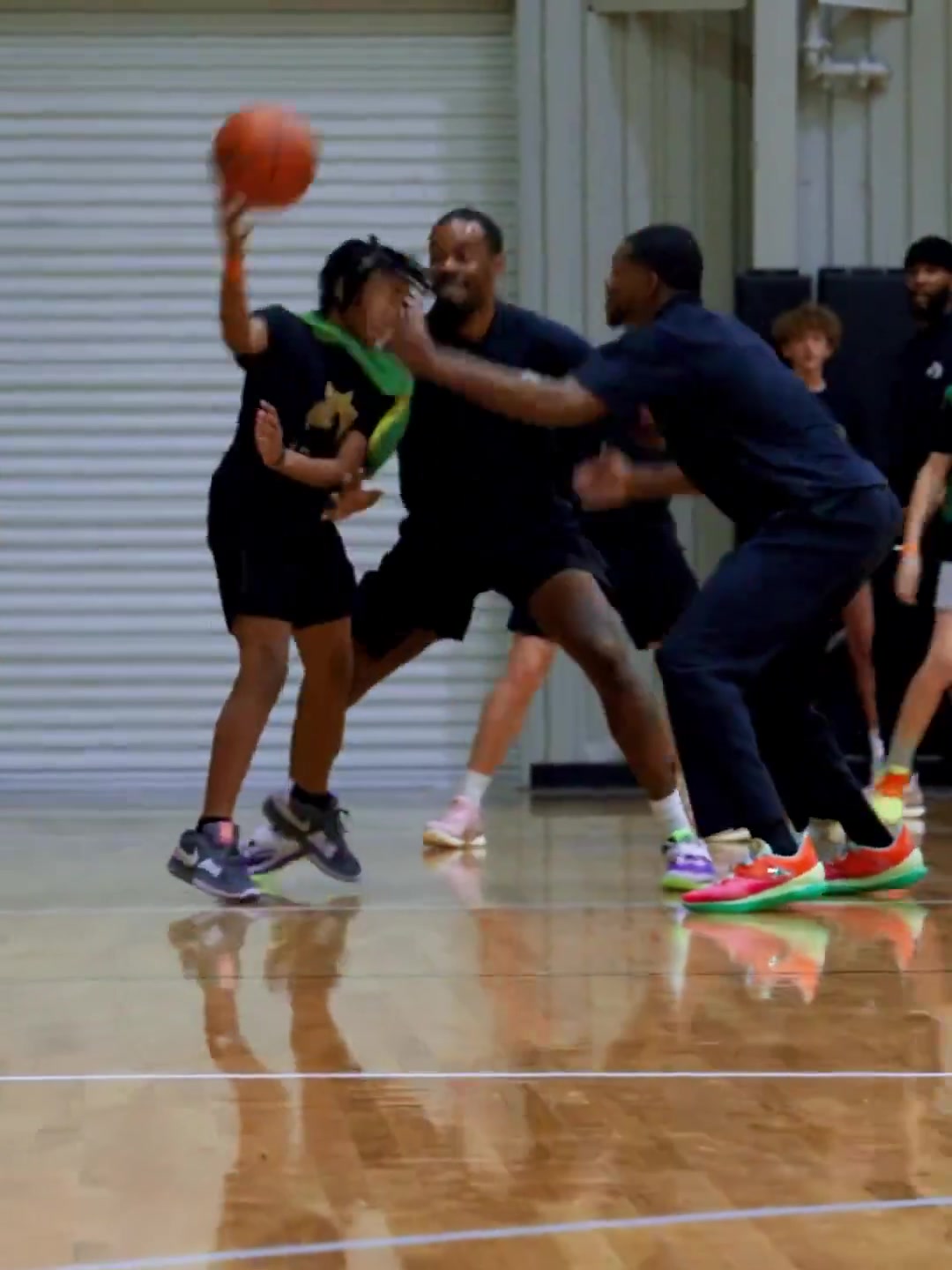 不止有速度?？怂褂?xùn)練營在小球員面前展示空接大風(fēng)車暴扣