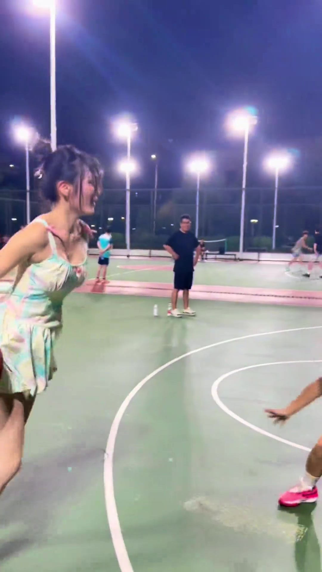 感覺(jué)現(xiàn)在打野球的女生強(qiáng)度比NBA還大啊