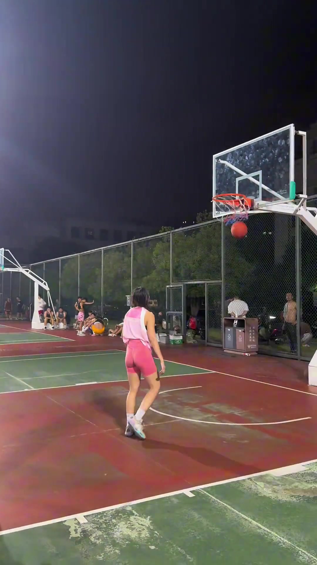 看NBA就圖一樂(lè)學(xué)對(duì)抗還得看女生打野球