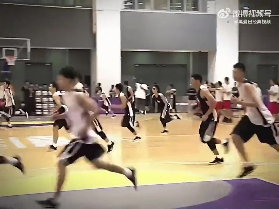 科比訓(xùn)練營中一名學(xué)員堅持不下去了老科讓其單獨留下做三次自殺式折返跑