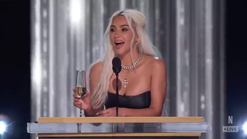 金-卡戴珊早先參加美國(guó)吐槽大會(huì)被噓到說(shuō)不了話