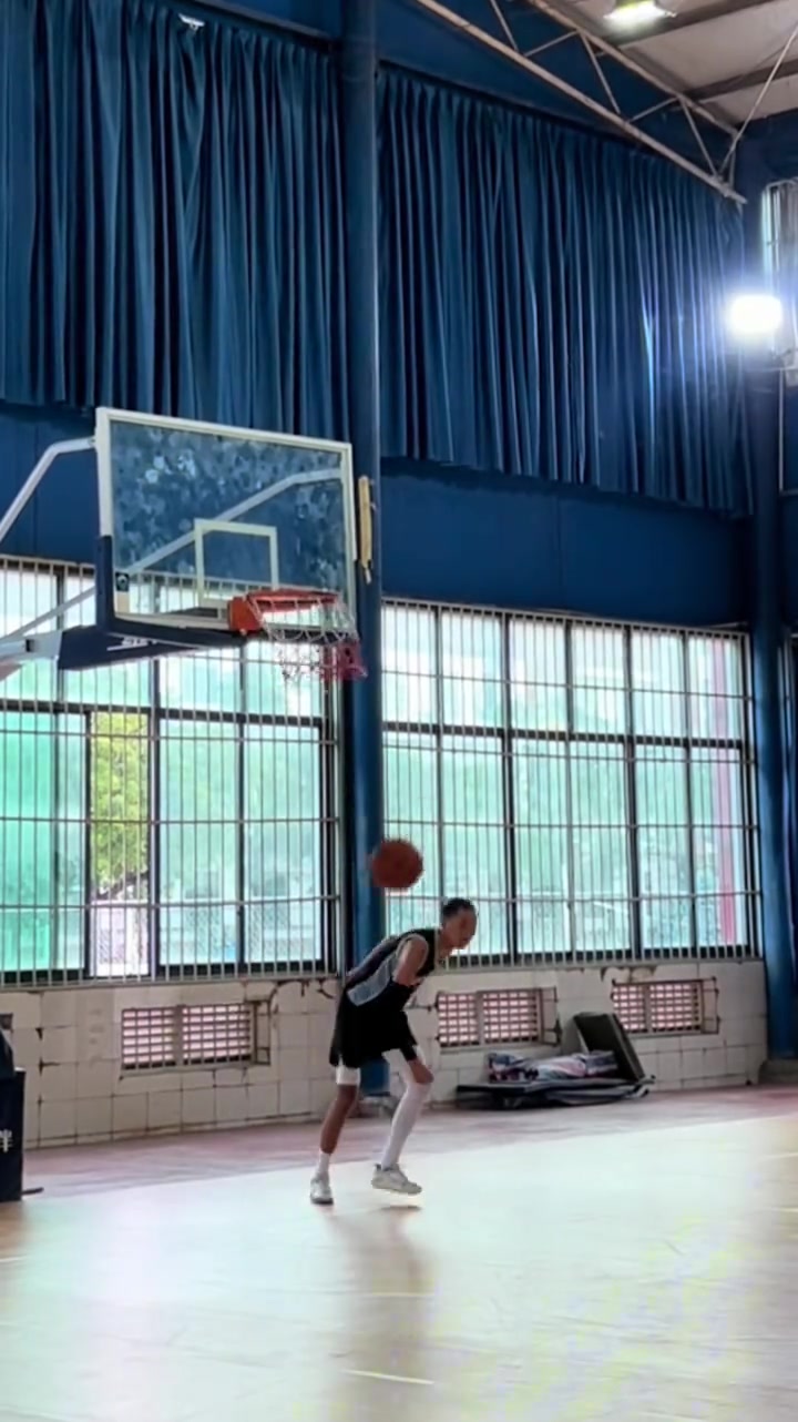 真瘦啊手長腳長國產(chǎn)文班亞馬秀戰(zhàn)服隔扣