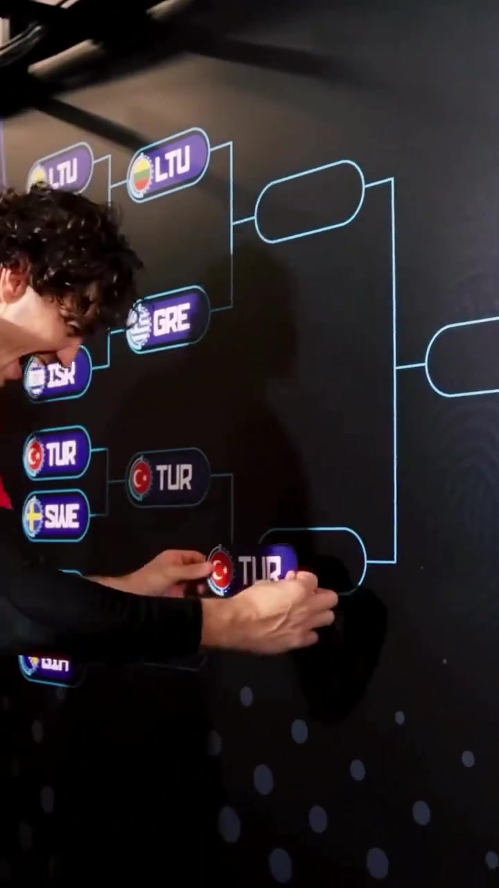 申京三雙率隊殺進半決賽 土耳其隊長奧斯曼笑嘻嘻給對陣圖貼隊標(biāo)