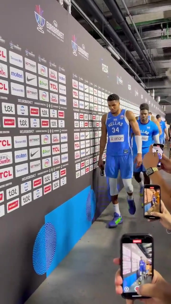 戰(zhàn)斗還沒結(jié)束率隊晉級四強后字母哥滿臉嚴肅離開球場