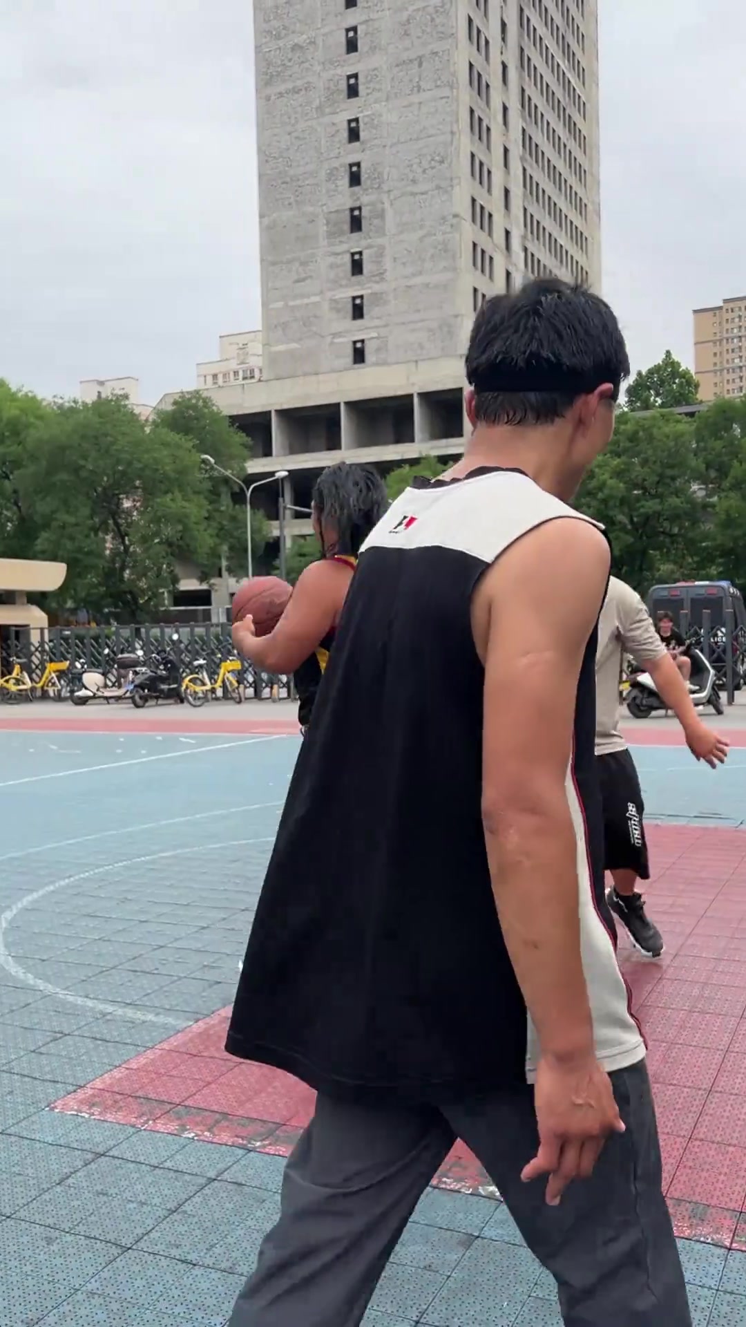 這是故意黑吧野球場一位身穿詹姆斯23號(hào)的壯漢猛男突破上籃