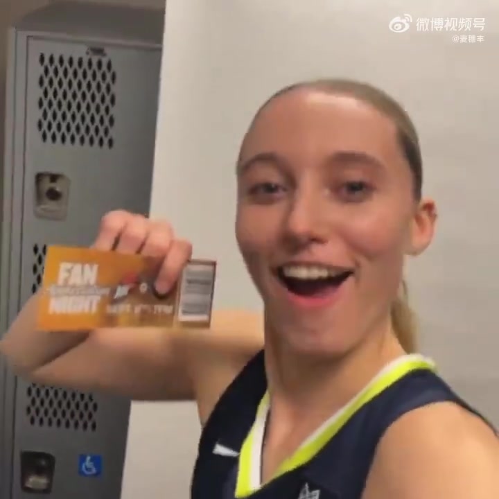 飛翼將迎來主場收官戰(zhàn)李月汝和美女隊(duì)友們一起推銷金色球票