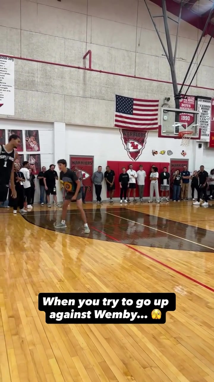 這我學(xué)雞毛啊文班亞馬與社區(qū)球迷交流 先送大帽再送隔扣