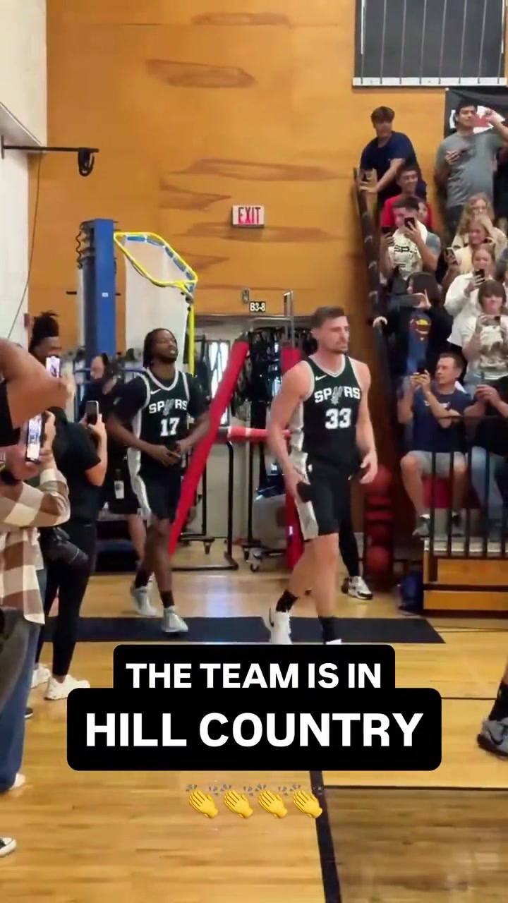 新賽季真的快來了馬刺全隊參加訓(xùn)練賽一個個都秀起了扣籃