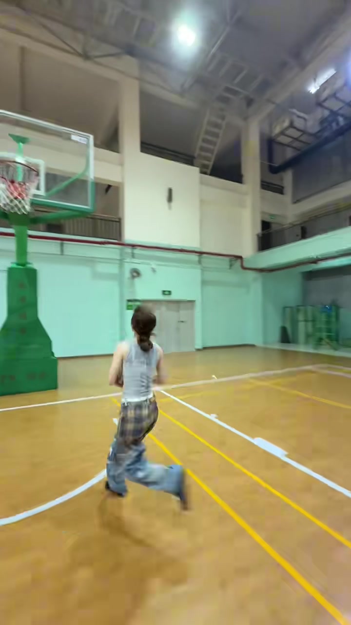 女網(wǎng)紅的運(yùn)球一個(gè)比一個(gè)犀利