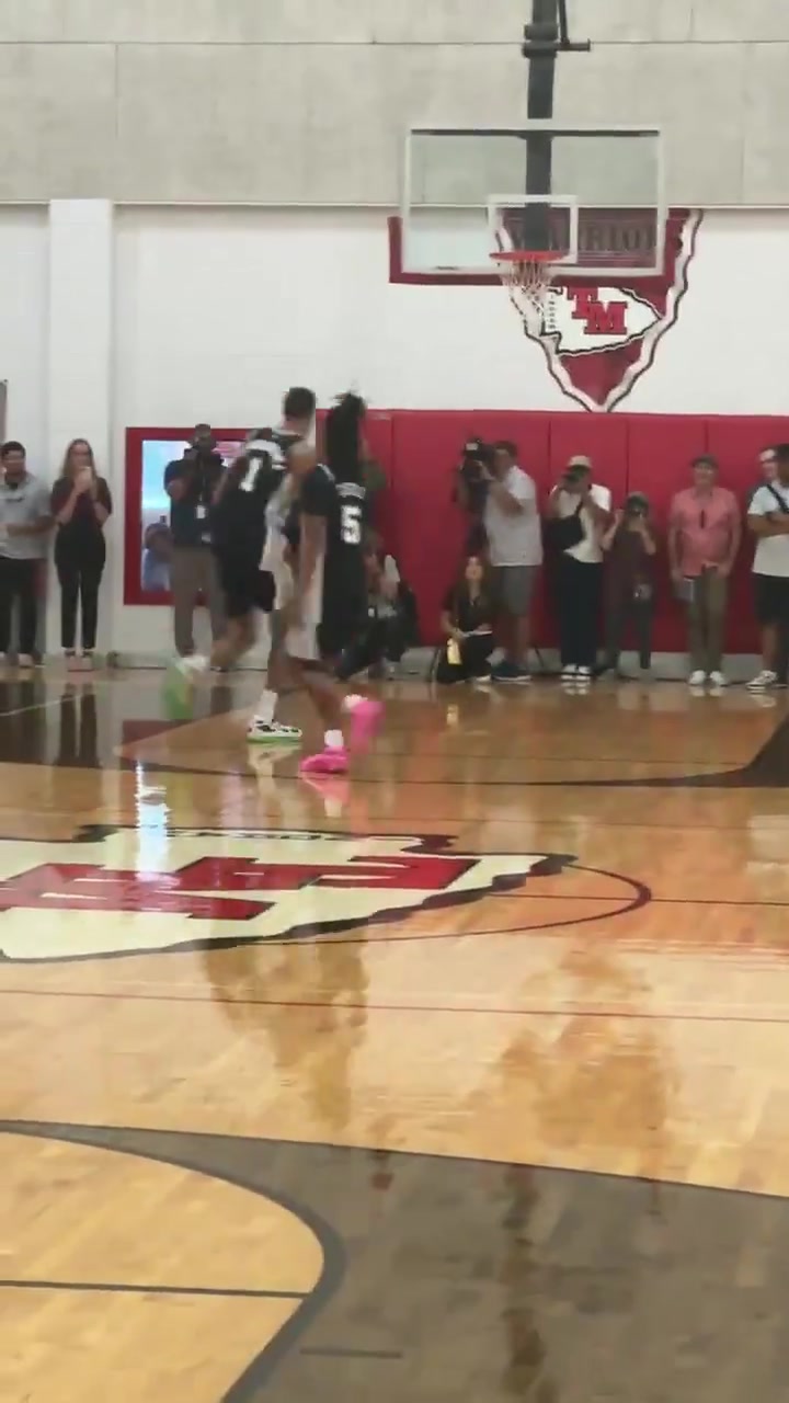 文班亞馬下沉社區(qū)為球迷表演扣籃 這狀態(tài)下賽季滿血回歸