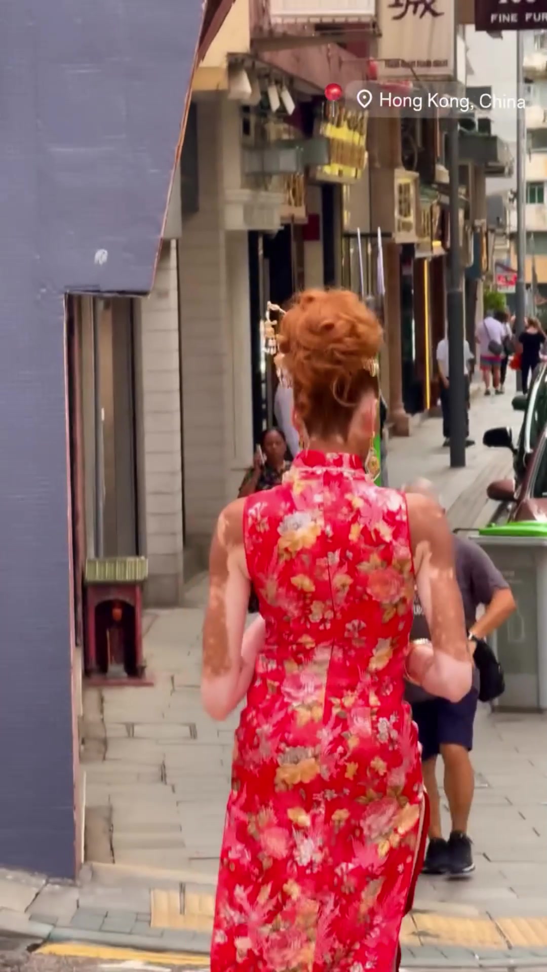 別樣的美庫茲馬超模未婚妻來香港游玩這身旗袍裝扮如何