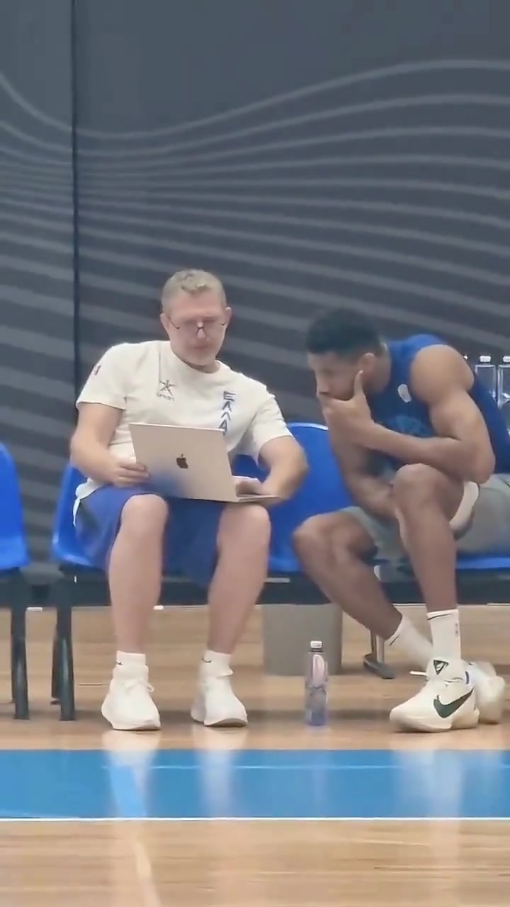 還是輸了字母哥賽前認真觀看申京比賽錄像 并換上21年冠軍鞋