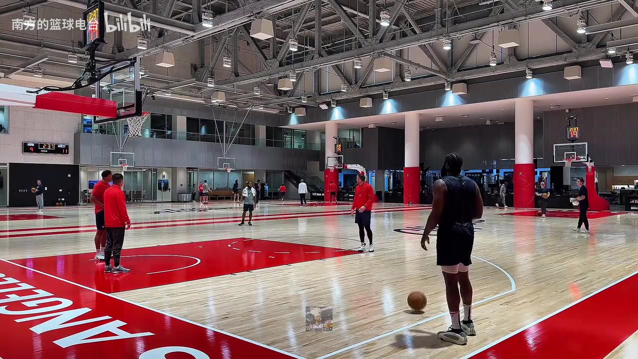 視覺享受看哈登投籃訓練進入節(jié)奏聆聽籃球刷網(wǎng)的聲音