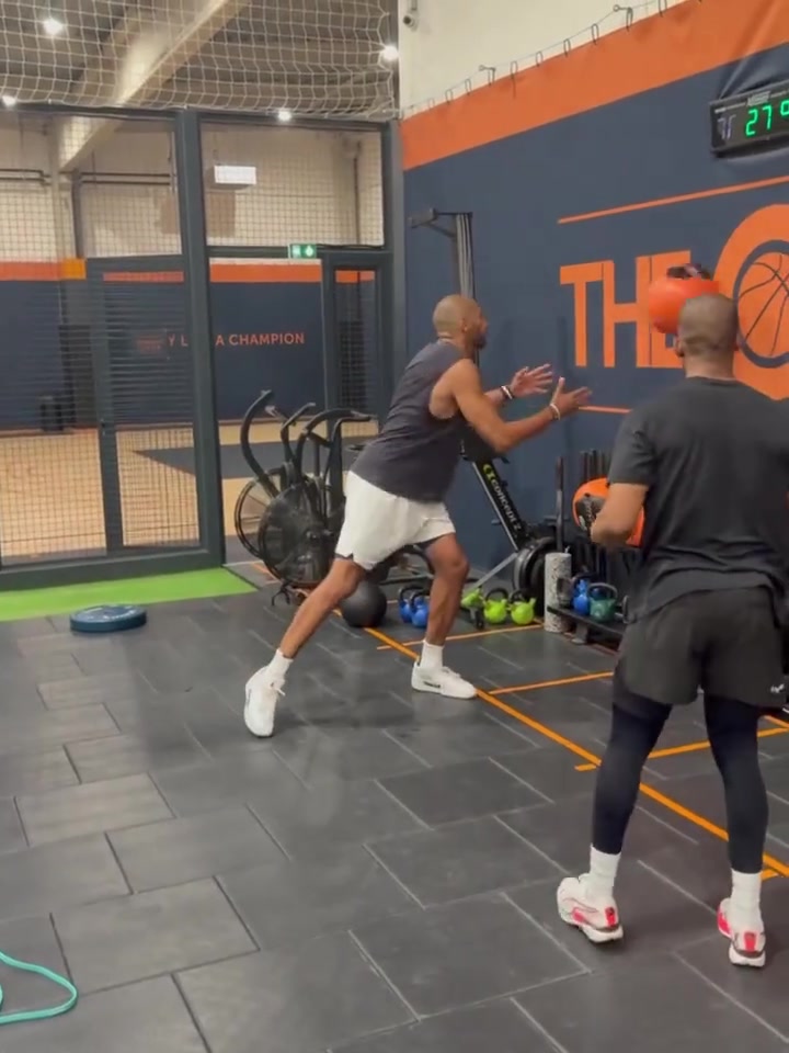 巴爺再帶快船沖一次吧36歲巴圖姆已經(jīng)開始恢復力量訓練了