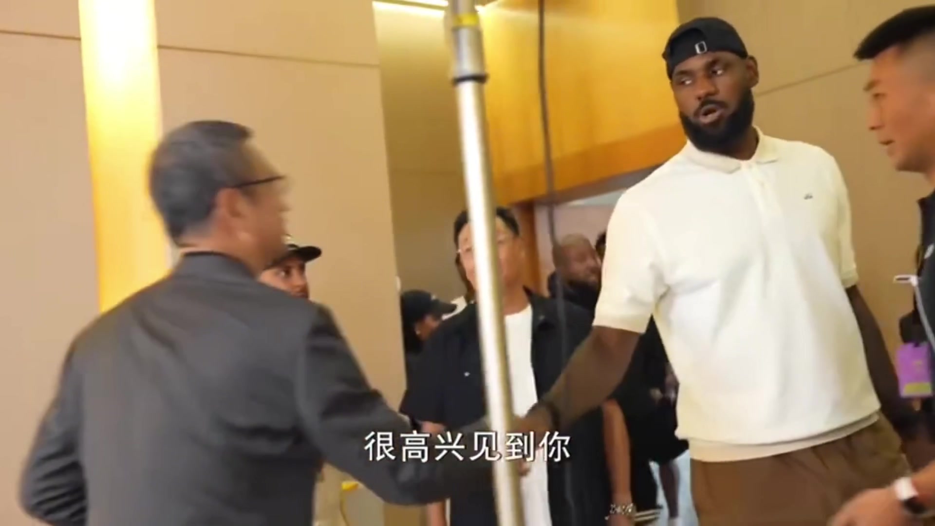 白巖松to詹姆斯依舊很感謝你6年前為中國說話那是需要勇氣的