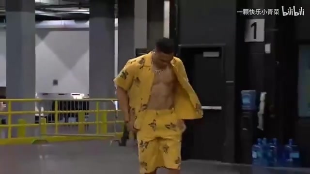 名場面威少秀八塊腹肌入場巴克利演播廳立馬做仰臥起坐