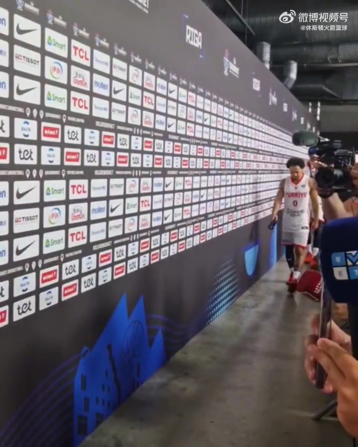 對亞軍很失望申京賽后低頭落寞走過采訪區(qū)一言不發(fā)