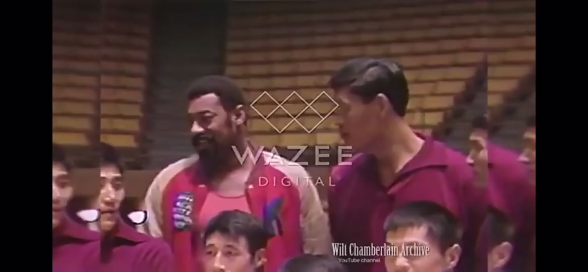 早年張伯倫與中國(guó)籃壇巨人穆鐵柱合影張衛(wèi)平也在其中