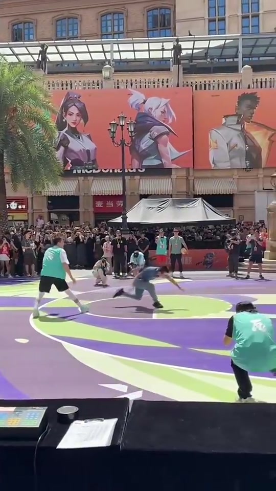 太狠了郭艾倫一個急?；乩祆o雨直接飛了出去....