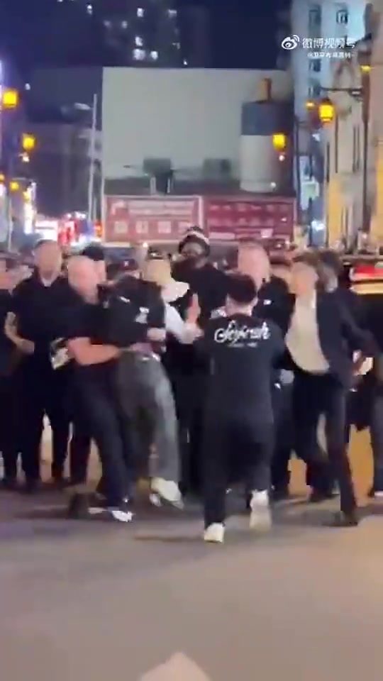 歐文去年在沈陽大街上散步有個瘋狂球迷沖上來被保安集體攔下