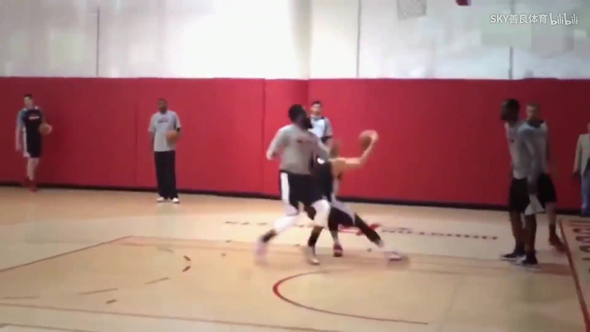 單打哈登名場(chǎng)面火箭時(shí)期林書豪隊(duì)內(nèi)訓(xùn)練用腳步晃過哈登