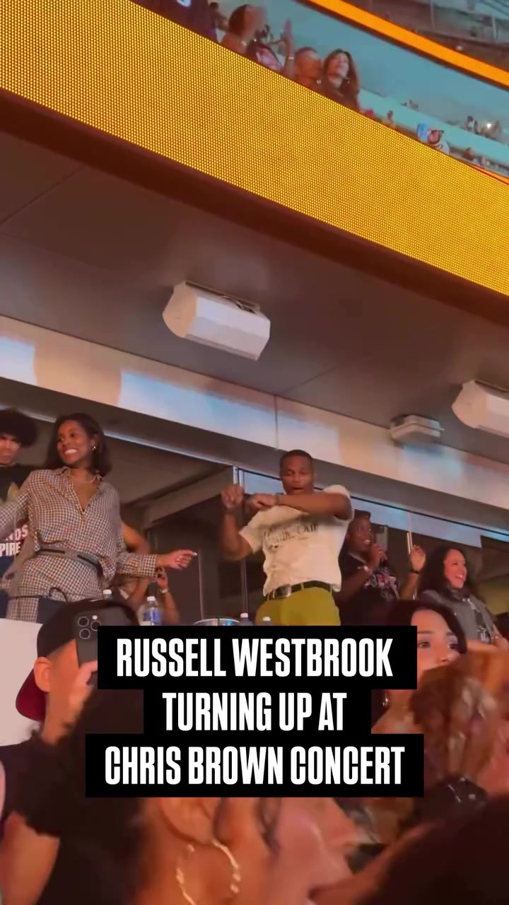 先嗨再說威少攜妻子現(xiàn)身克里斯-布朗演唱會大秀舞蹈天賦