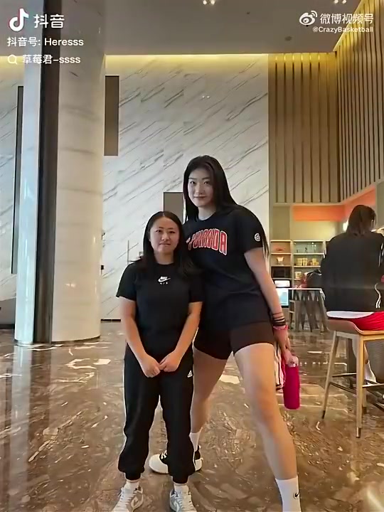 李夢有多魁梧此前她和粉絲合影身材簡直是對方兩倍