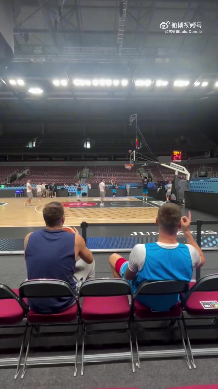 東契奇這手感是真恐怖坐在場(chǎng)下板凳隨手一扔就進(jìn)了