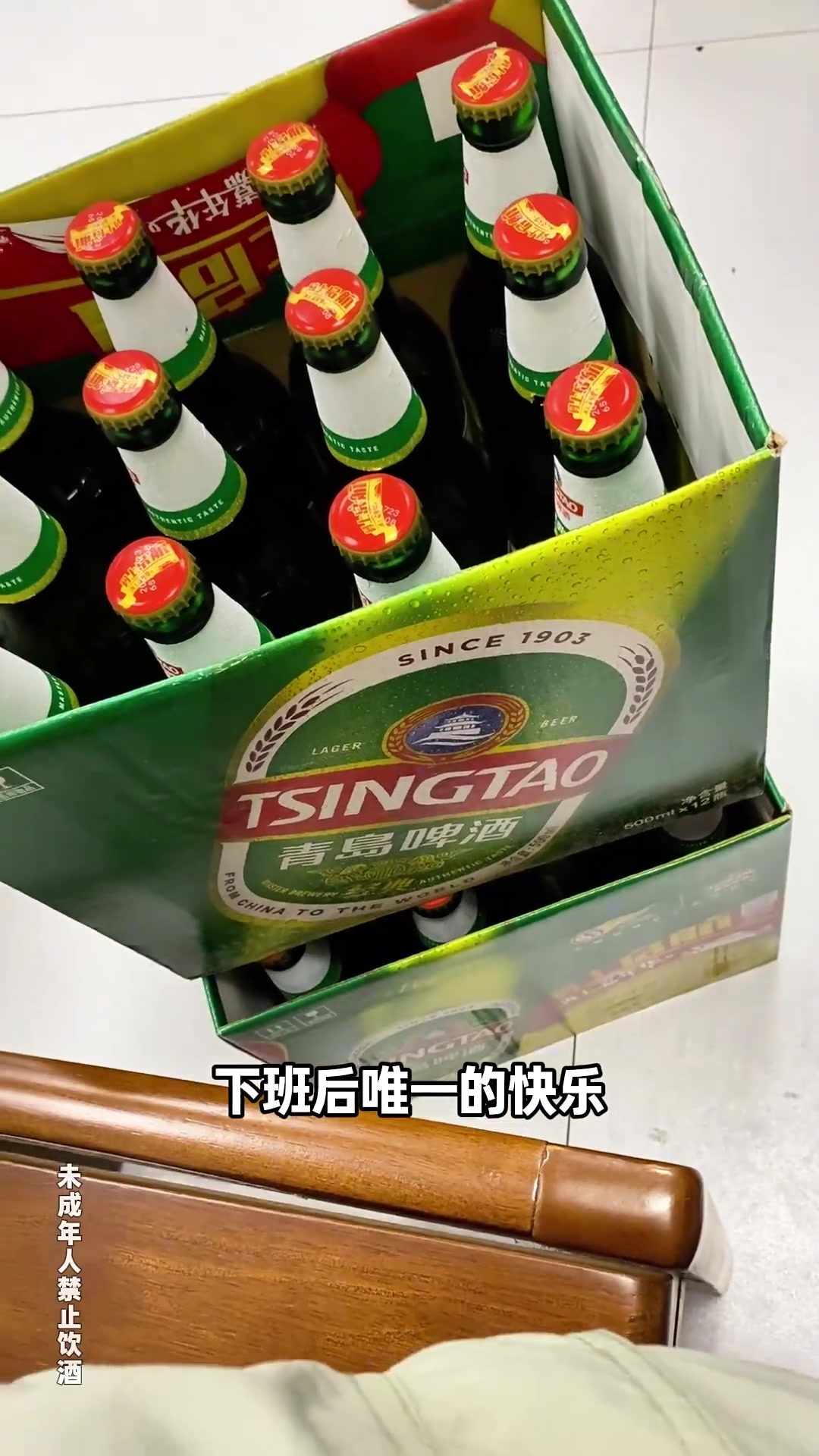 球隊總經(jīng)理下班后的快樂朱芳雨托粉絲的福今天存兩箱酒