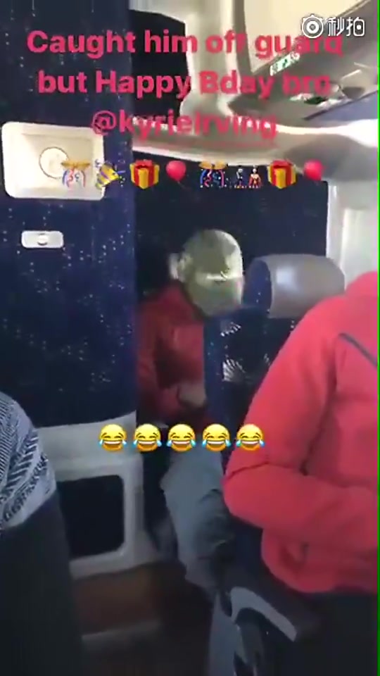 誰(shuí)還記得這一幕詹姆斯昔日傾情演唱生日歌令壽星歐文靦腆一笑