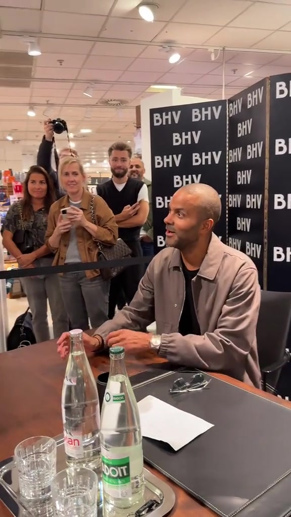 女球迷拿著湖人球衣讓馬刺名宿帕克簽名哭得梨花帶雨的