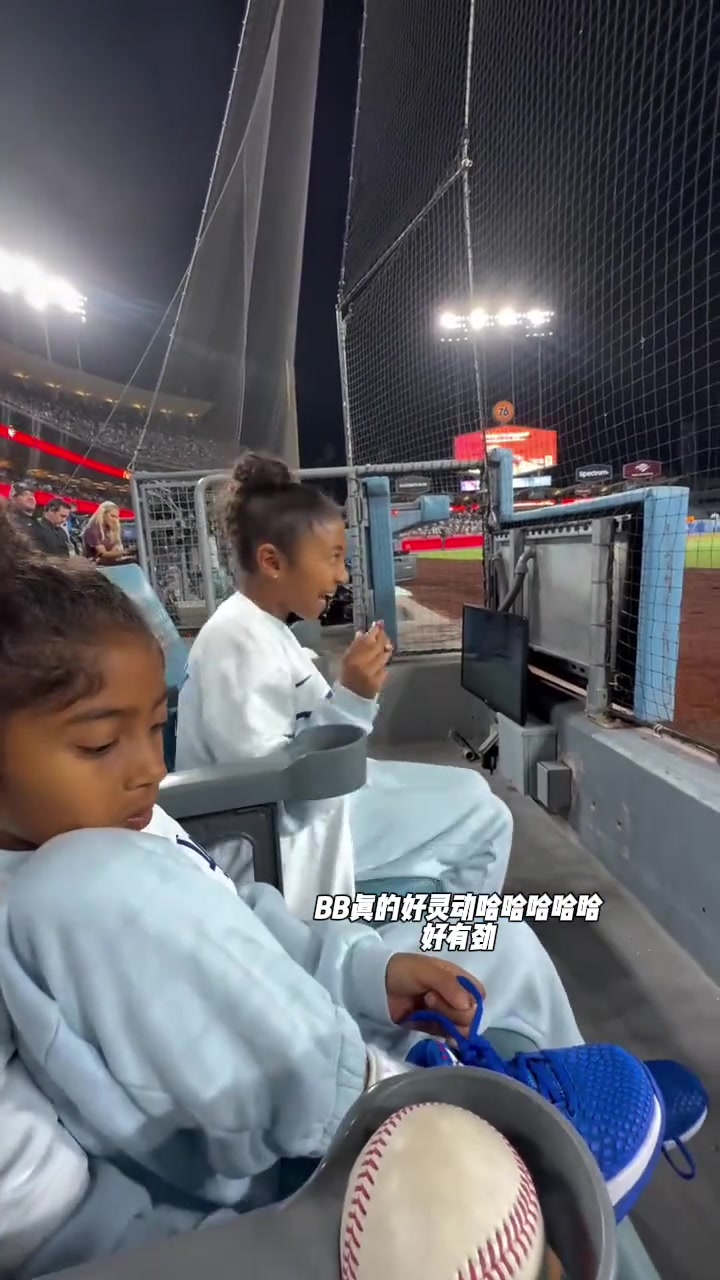瓦妮莎帶著兩個(gè)寶貝女兒觀看道奇棒球賽 好活潑靈動(dòng)真的太像了