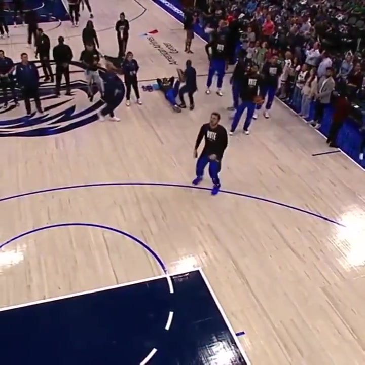 籃球界的足球大師名場面東契奇用肩膀彈進一個長兩分球