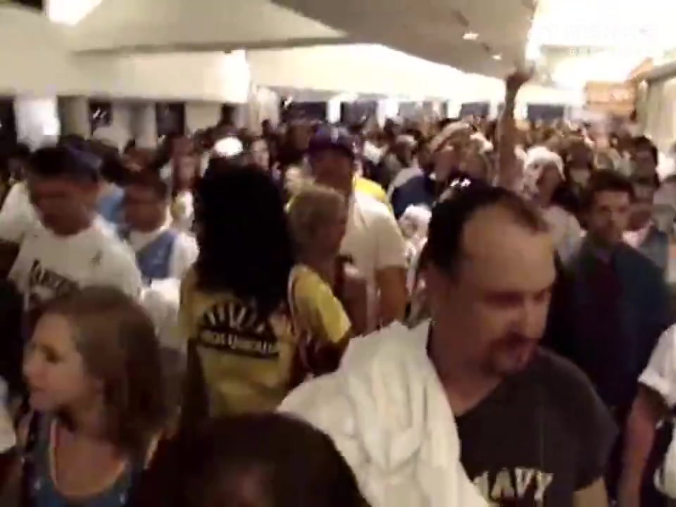 08年季后賽首輪湖人橫掃掘金掘金主場(chǎng)外球迷高喊MVP