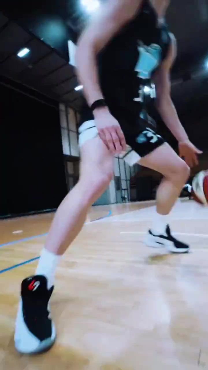 羨慕了東契奇送給斯洛文尼亞當?shù)厍蜿犚蝗艘浑p盧卡4代球鞋