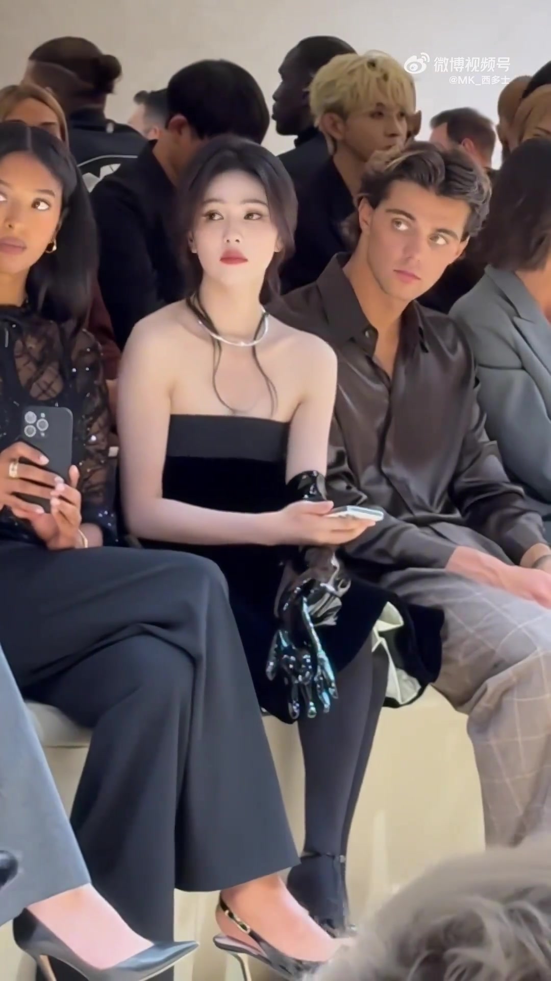 養(yǎng)眼白鹿和科比大女兒同框亮相米蘭時(shí)裝周