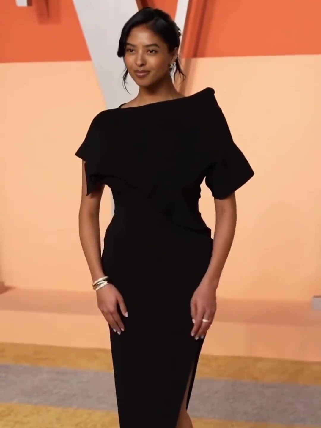 變美了科比大女兒娜娜不笑時(shí)像瓦妮莎笑起來(lái)像科比