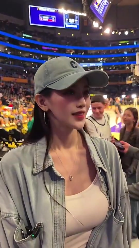 此前美女球迷現(xiàn)場看球被問到心目中前三球星詹姆斯科比華子 此前美女球迷現(xiàn)場看球被問到心目中前三球星詹姆斯科比華子