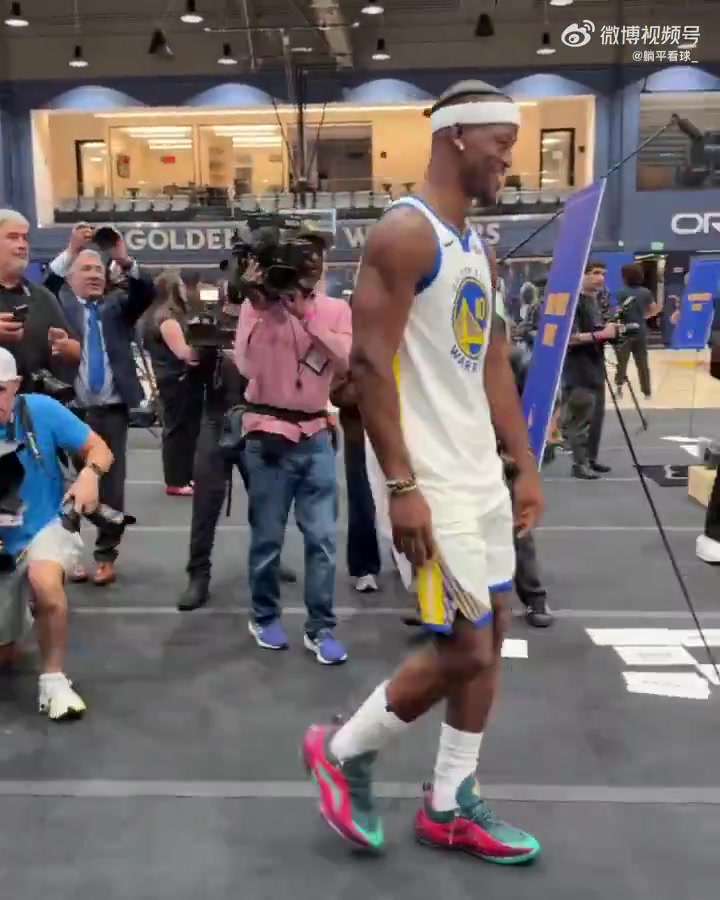 加起來一百多歲了庫里追夢巴特勒媒體日同框合影