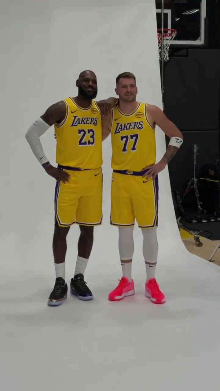 老詹的第22季湖人媒體日 詹姆斯和東契奇滿分組合的定妝照