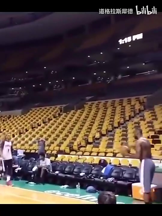 確定不是AI詹姆斯這力量也太恐怖了后場三分單手一扔進(jìn)了