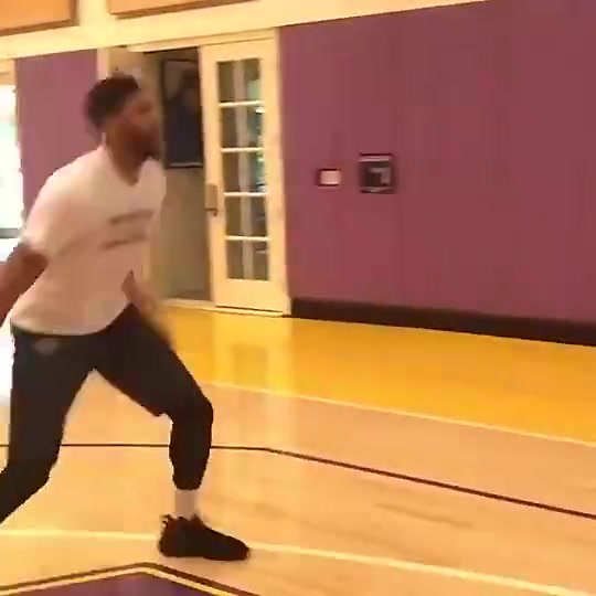 今年夏天胖了14斤濃眉剛到湖人的時候這個體型多完美啊