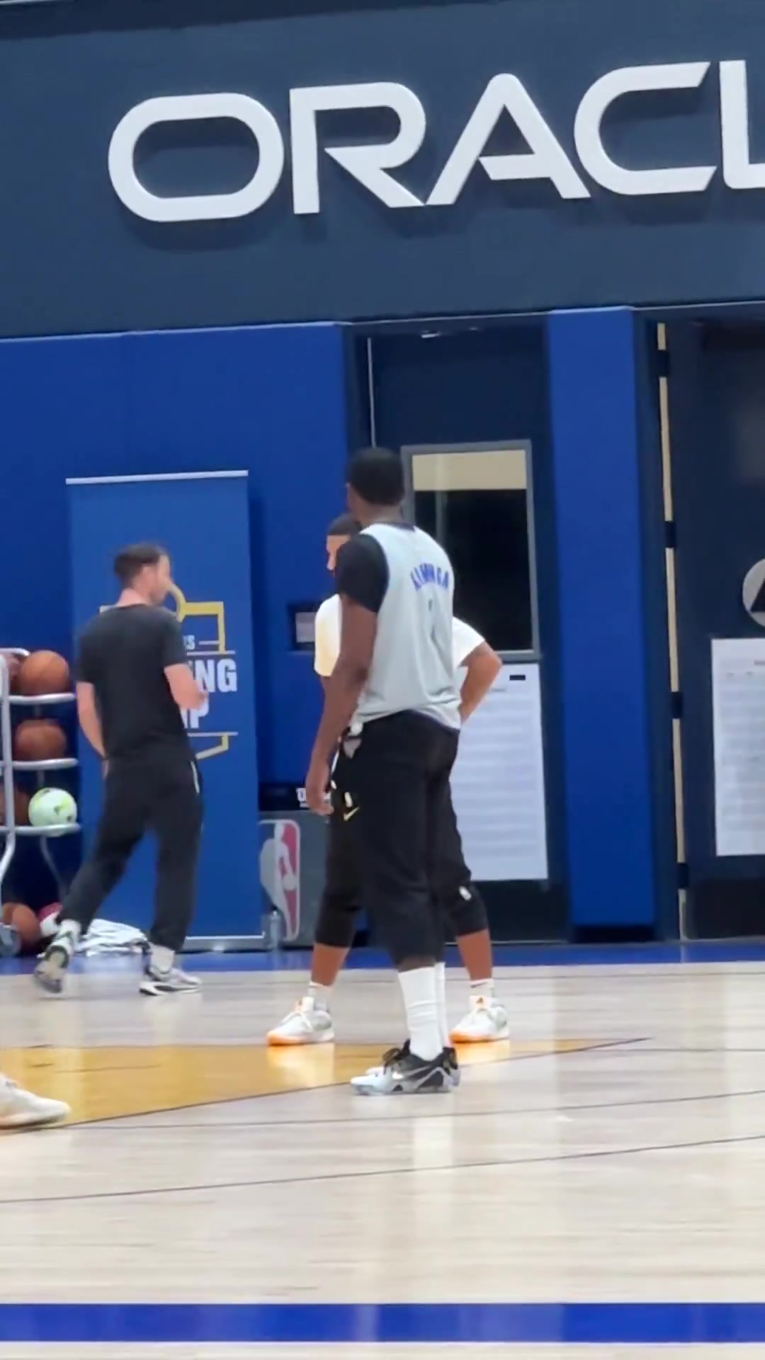 新的開始庫明加新賽季將改穿1號球衣