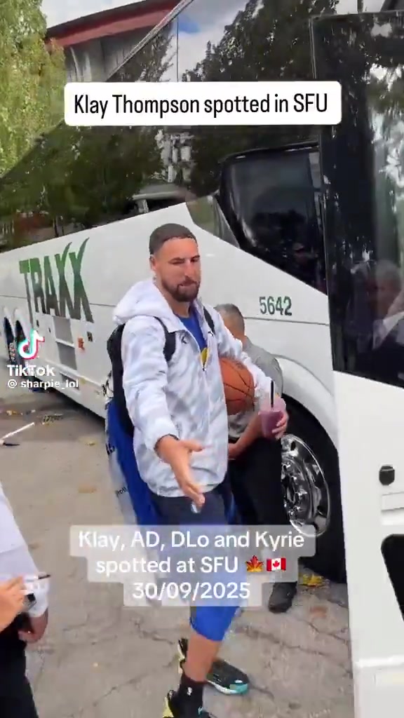 還是真愛濃眉為湖人球迷球衣簽名