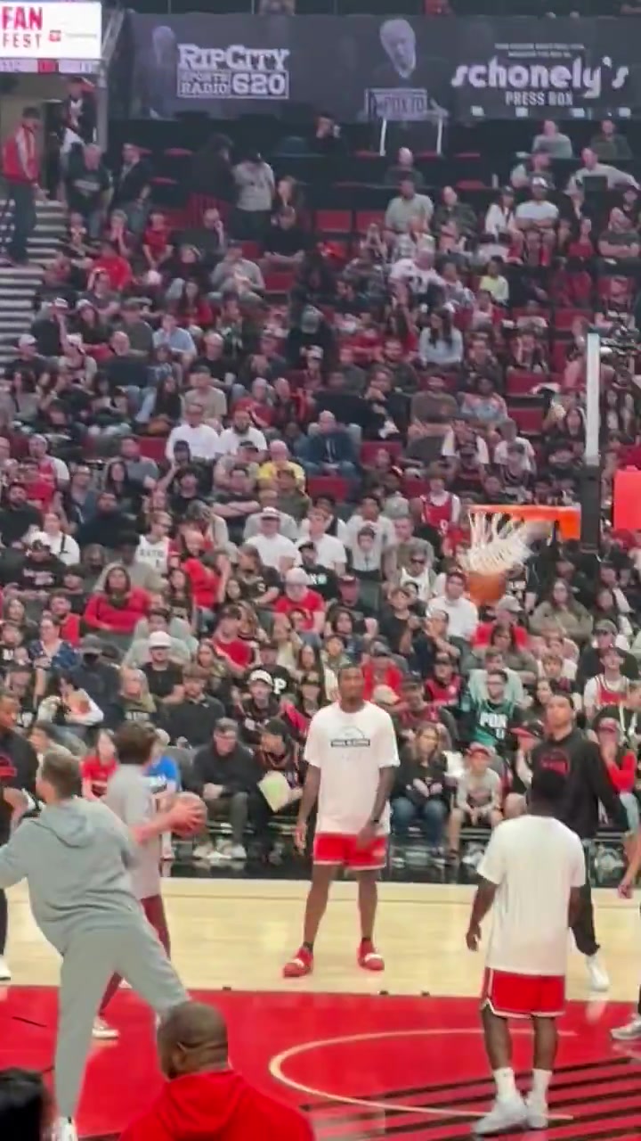 灑灑水啦楊瀚森在球迷日三分訓練穩(wěn)穩(wěn)命中